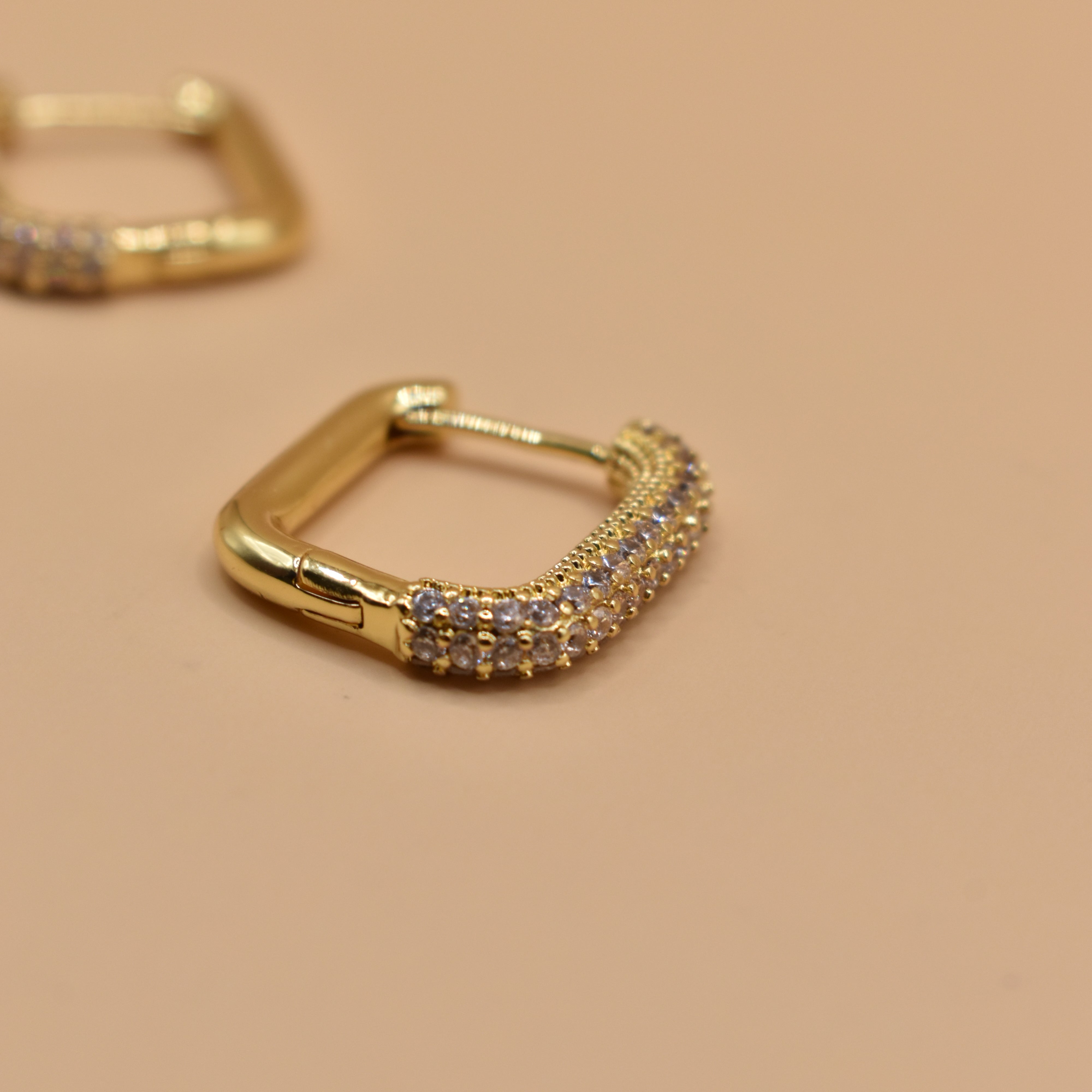 Geometric zircon earrings with hoop shape and clear stones