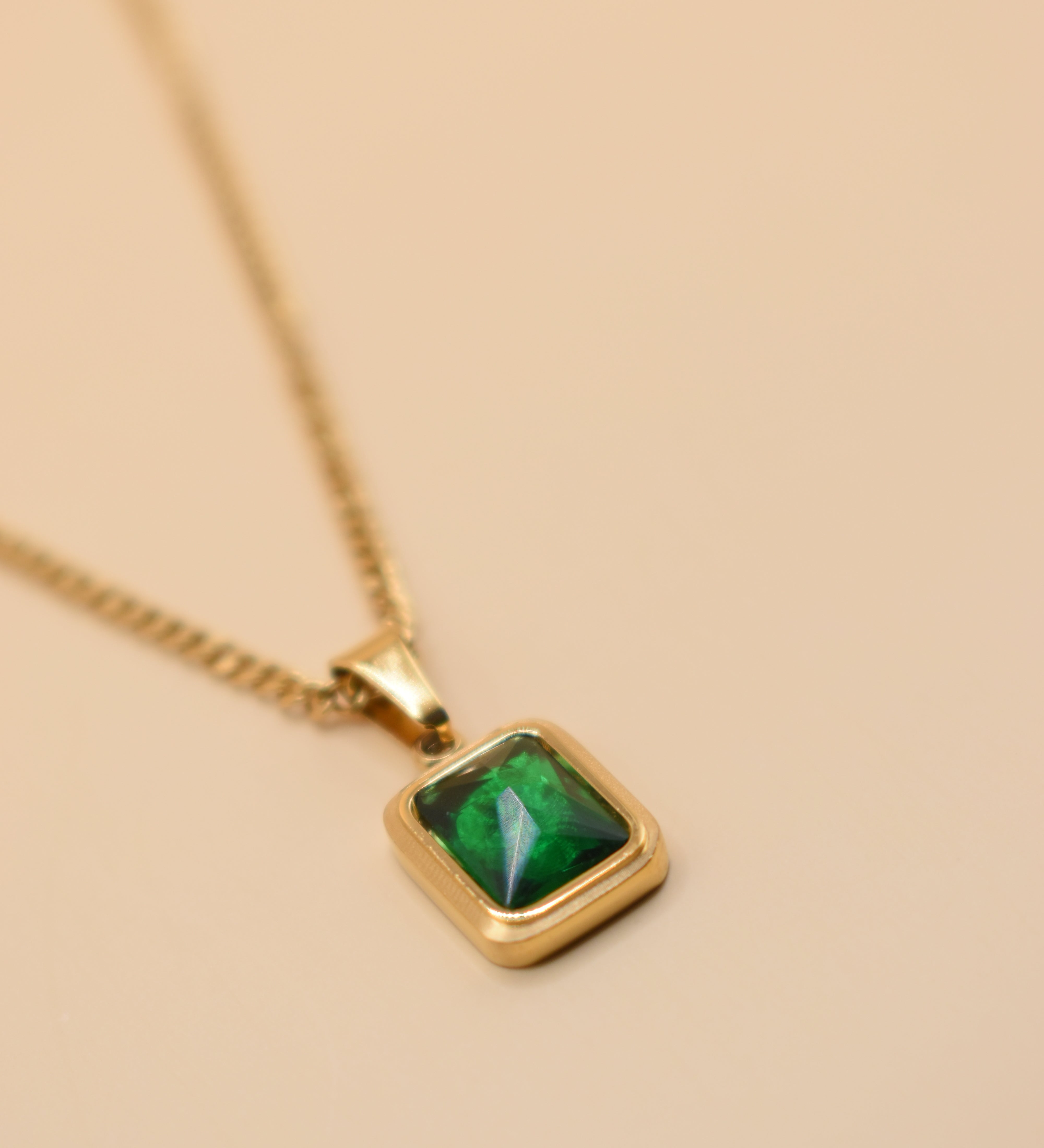 Green pendant necklace with gold chain and inlay stone